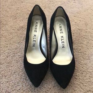 Black Suede Anne Klein pumps with silver on heel